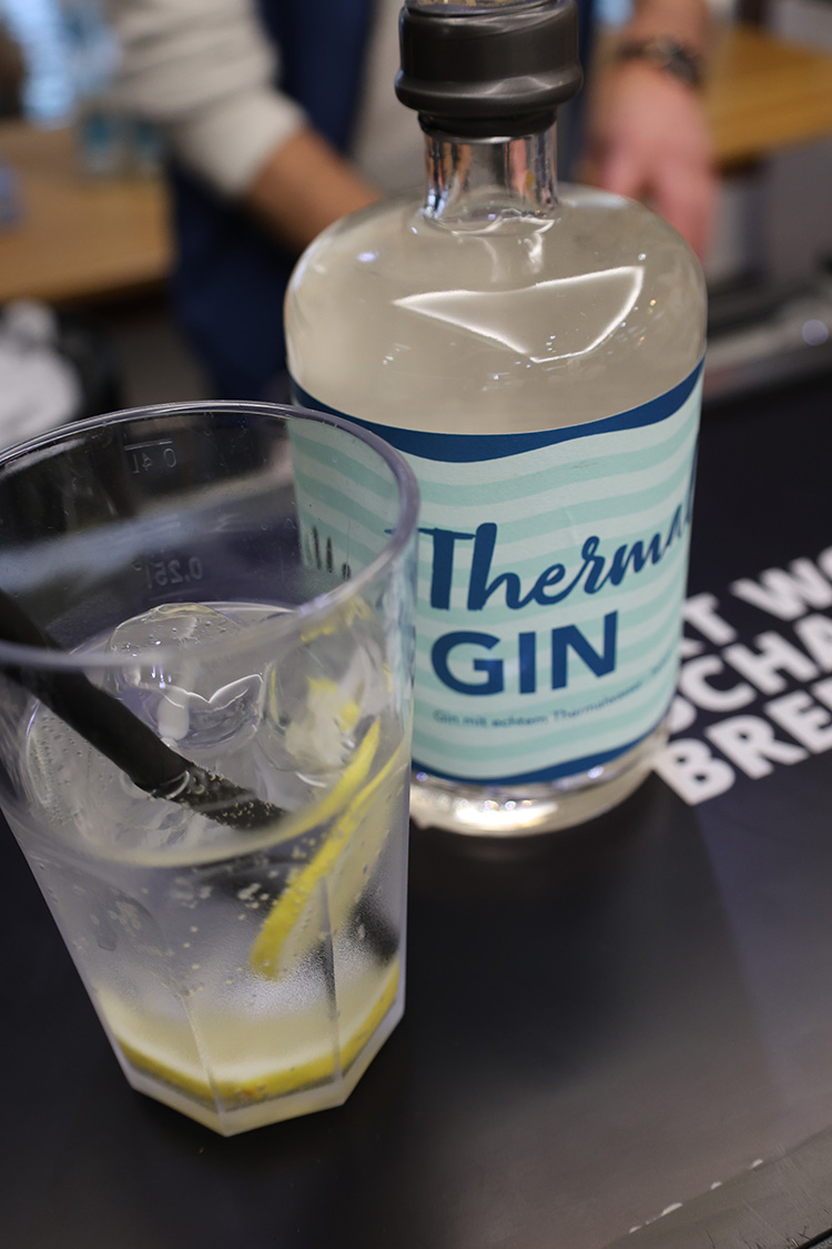 Cocktail-Mixen mit Thermen-Gin