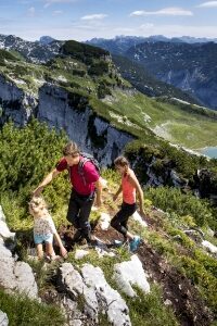 Familie beim Wandern in der Steiermark